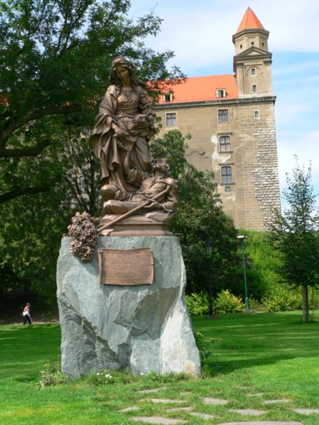 Szobra a pozsonyi vár tövében
