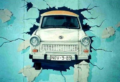 A falat nyugatról graffitik borították